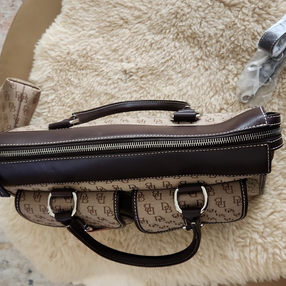 Beautiful NWT Dooney & Bourke Large Double Pocket Signature Tote Set 🤎👜 - Picture 12 of 17